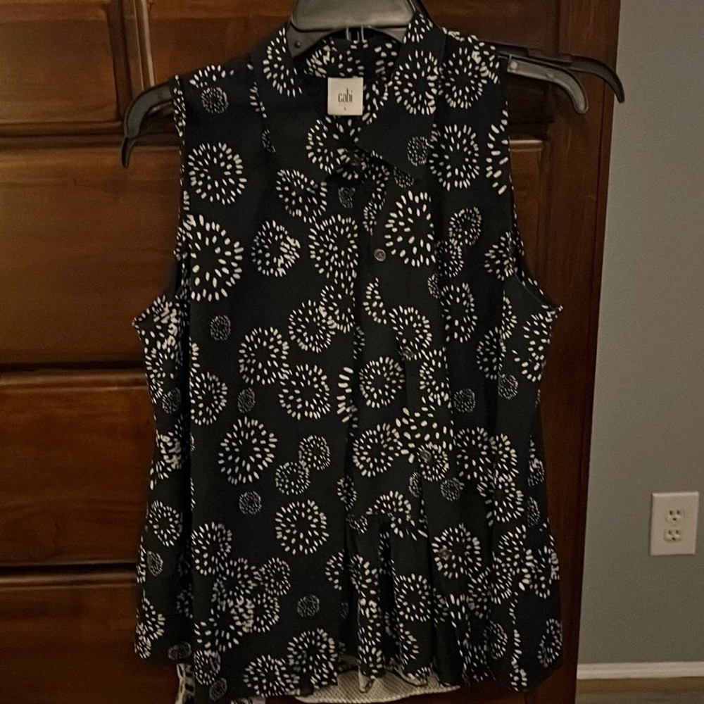 Cabi sleeveless blouse cute on